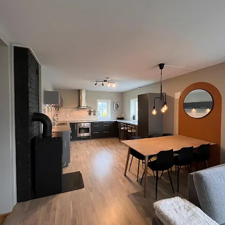 Cozy Centrally Located In Apartment